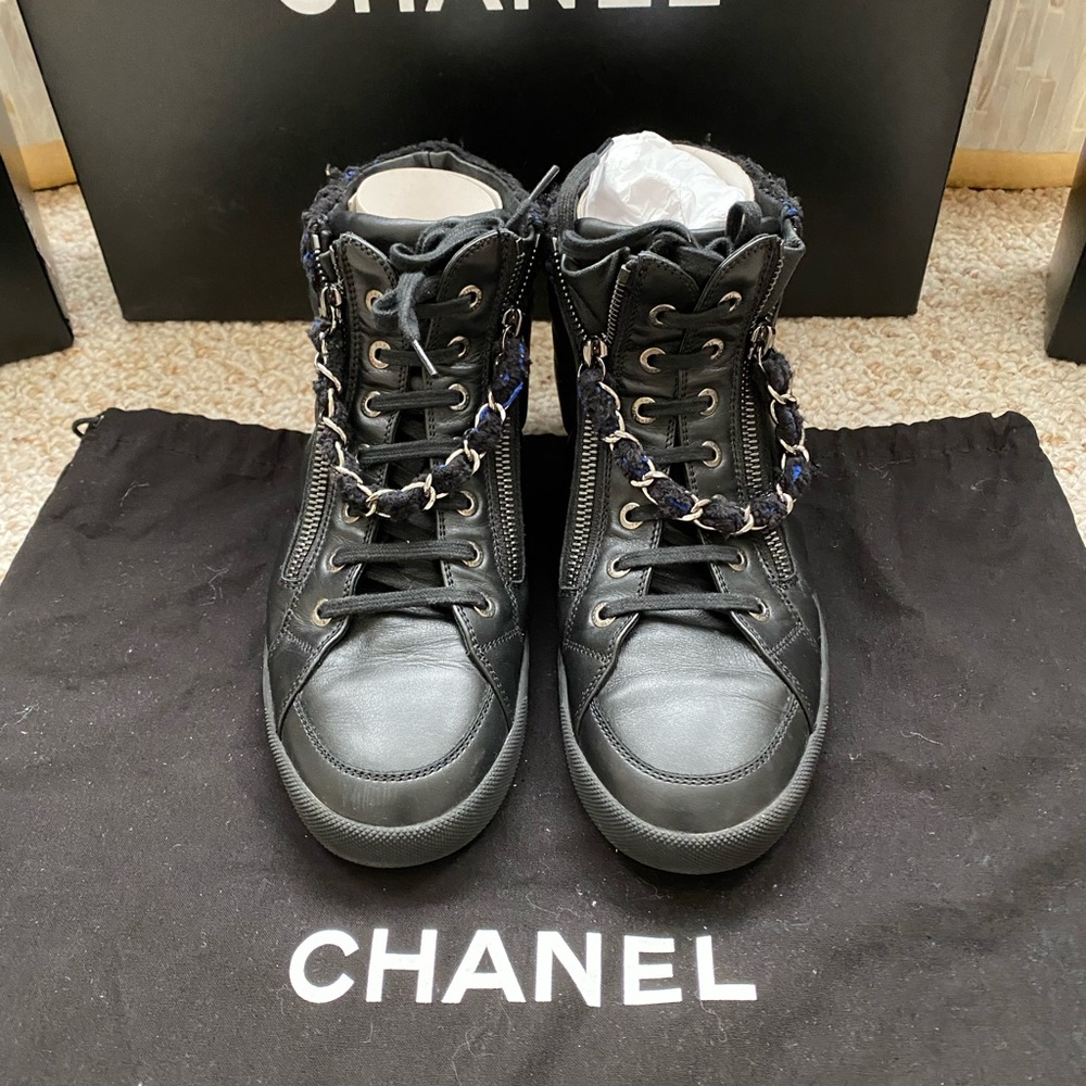 CHANELHIGH TOP SNEAKER WITH CHAIN ZIPPER PULLS
